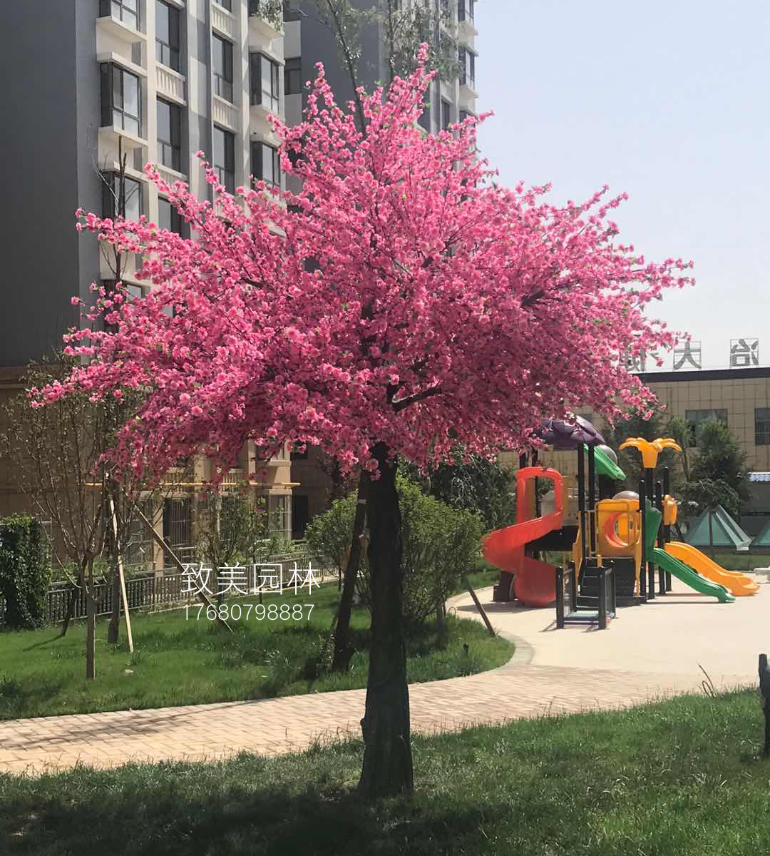 小区仿真桃花树照片